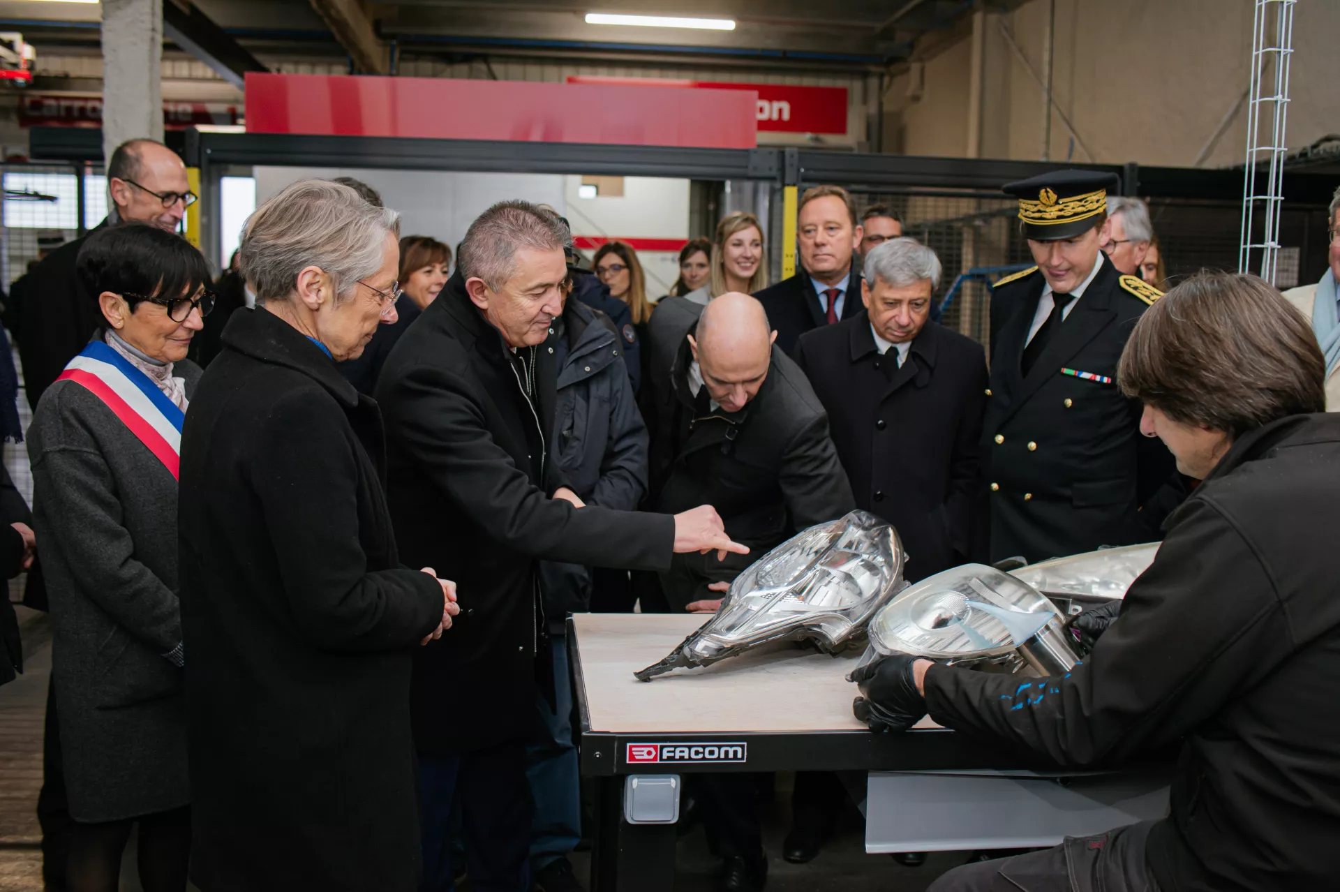 Visite officielle d'Elisabeth Borne, Première Ministre à Surplus Autos, le 1 décembre 2022